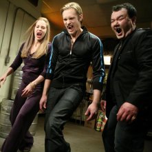 Kristin Bauer, Alexander Skarsgard e Patrick Gallagher in un'immagine dell'episodio 'Keep This Party Going' della seconda stagione di True Blood