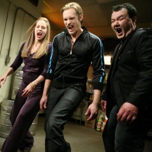 Kristin Bauer, Alexander Skarsgard e Patrick Gallagher in un'immagine dell'episodio 'Keep This Party Going' della seconda stagione di True Blood