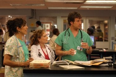 Laura Cerón e Noah Wyle in una scena di ER