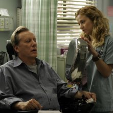 Linda Cardellini con James Woods in una scena di ER - Medici in prima linea