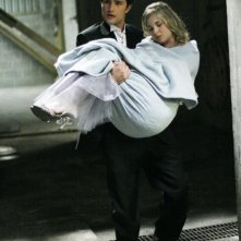 Matt Dallas con Kirsten Prout in un momento dell'episodio ' It happened one night ' della terza stagione di Kyle XY