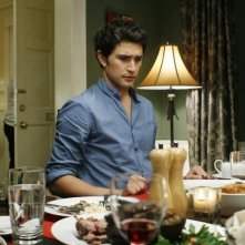Matt Dallas durante una scena dell'episodio Guess Who's Coming to Dinner, della serie tv Kyle XY