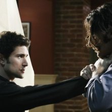 Matt Dallas e Hal Ozsan in una scena d'azione dell'episodio Bringing Down the House della terza stagione di Kyle XY