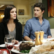 Matt Dallas e Jaimie Alexander durante una scena dell'episodio Guess Who's Coming to Dinner, della serie tv Kyle XY