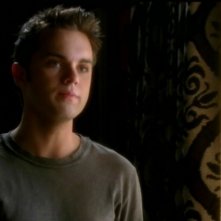 Thomas Dekker in una scena dell'episodio Born to Run di Terminator: The Sarah Connor Chronicles