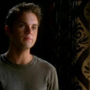 Thomas Dekker in una scena dell'episodio Born to Run di Terminator: The Sarah Connor Chronicles