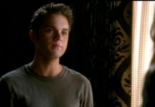 Thomas Dekker in una scena dell'episodio Born to Run di Terminator: The Sarah Connor Chronicles