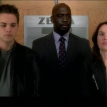 Thomas Dekker, Richard T. Jones e Lena Headey in una scena dell'episodio Born to Run di Terminator: The Sarah Connor Chronicles