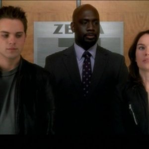 Thomas Dekker, Richard T. Jones e Lena Headey in una scena dell'episodio Born to Run di Terminator: The Sarah Connor Chronicles