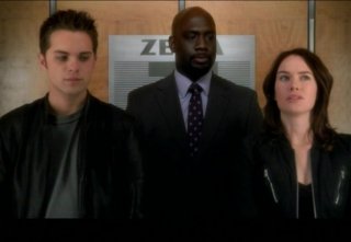 Thomas Dekker, Richard T. Jones e Lena Headey in una scena dell'episodio Born to Run di Terminator: The Sarah Connor Chronicles