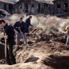 Adrian Pasdar, Hayden Panettiere, Milo Ventimiglia e Jack Coleman in una scena di 1961 dalla terza stagione di Heroes