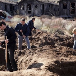 Adrian Pasdar, Hayden Panettiere, Milo Ventimiglia e Jack Coleman in una scena di 1961 dalla terza stagione di Heroes