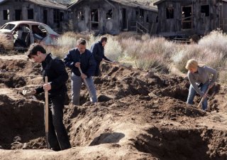 Adrian Pasdar, Hayden Panettiere, Milo Ventimiglia e Jack Coleman in una scena di 1961 dalla terza stagione di Heroes
