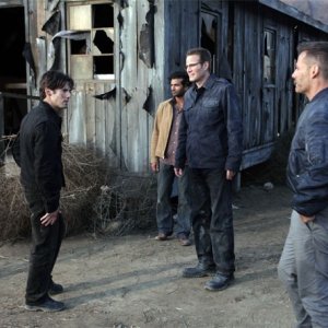 Adrian Pasdar, Hayden Panettiere, Milo Ventimiglia, Sendhil Ramamurthy e Jack Coleman in una scena di 1961 dalla terza stagione di Heroes