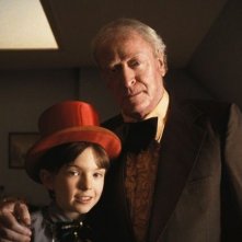 Bill Milner e Michael Caine in una scena del film Is Anybody There?