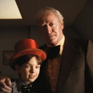 Bill Milner e Michael Caine in una scena del film Is Anybody There?