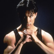 Brandon Lee in una foto promo per Drago d'acciaio