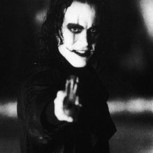 Brandon Lee in una immagine in bianco e nero de Il Corvo