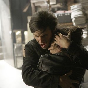 Cristine Rose e Milo Ventimiglia in una scena di 1961 della terza stagione di Heroes