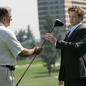 Dan Lauria e Simon Baker in una scena dell'episodio Red Sauce di The Mentalist