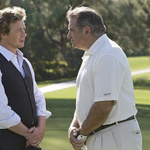 Dan Lauria e Simon Baker nell'episodio Red Sauce di The Mentalist