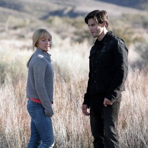 Hayden Panettiere e Milo Ventimiglia in una scena di 1961 dalla terza stagione di Heroes