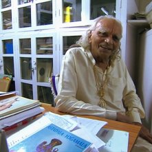 Il maestro di yoga BKS Iyengar nel documentario Enlighten Up!