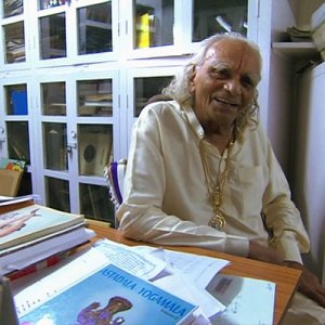 Il maestro di yoga BKS Iyengar nel documentario Enlighten Up!
