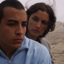 Jacob Vargas e Leonor Varela in una scena del film Sleep Dealer