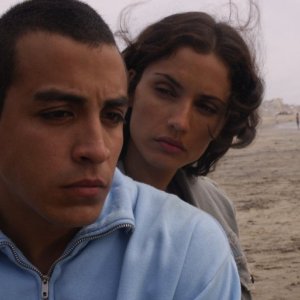 Jacob Vargas e Leonor Varela in una scena del film Sleep Dealer