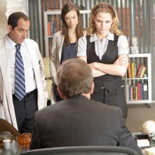 Jennifer Morrison, Olivia Wilde, Peter Jacobson e Hugh Laurie in una scena di saviors di Dr. House: Medical Division