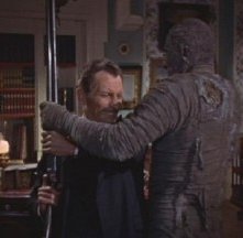 John Banning affronta La mummia