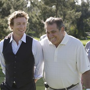 La guest star Dan Lauria con Simon Baker in una scena dell'episodio Red Sauce di The Mentalist