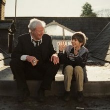 Michael Caine e Bill Milner in una scena del film Is Anybody There?