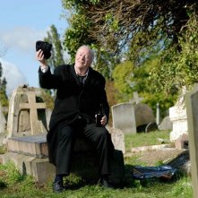 Michael Caine è Clarence nel film Is Anybody There?