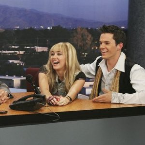 Miley Cyrus e Mark Hapka in una scena dell'episodio Cheat It di Hannah Montana