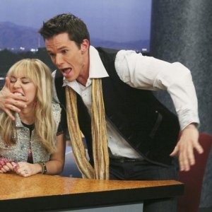 Miley Cyrus e Mark Hapka nell'episodio Cheat It di Hannah Montana