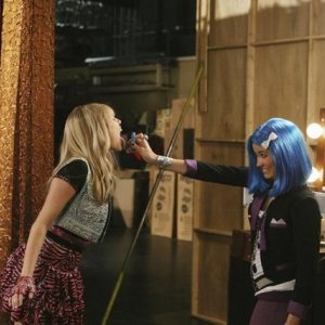 Miley Cyrus ed Emily Osment in una scena dell'episodio Cheat It di Hannah Montana