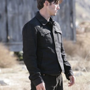 Milo Ventimiglia in una scena di 1961 della terza stagione di Heroes