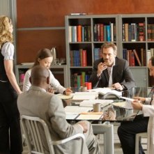 Omar Epps, Jennifer Morrison, Olivia Wilde, Peter Jacobson e Hugh Laurie in una scena di saviors di Dr. House: Medical Division