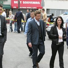 Owain Yeoman, Simon Baker e Robin Tunney in una scena dell'episodio A Dozen Red Roses di The Mentalist