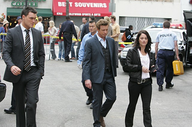 Owain Yeoman, Simon Baker e Robin Tunney in una scena dell'episodio A Dozen Red Roses di The Mentalist