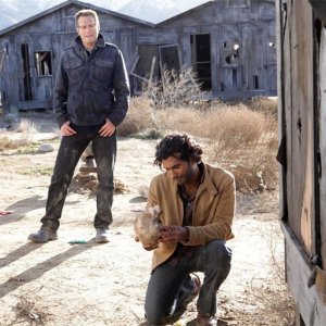 Sendhil Ramamurthy e Jack Coleman in una scena di 1961 dalla terza stagione di Heroes