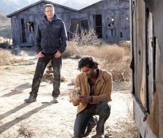 Sendhil Ramamurthy e Jack Coleman in una scena di 1961 dalla terza stagione di Heroes