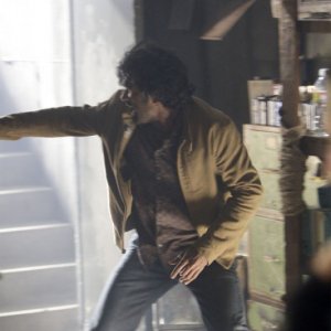 Sendhil Ramamurthy in una scena di 1961 della terza stagione di Heroes