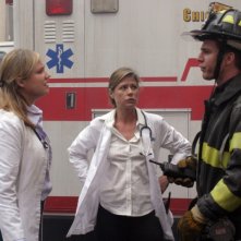 Sherry Stringfield e Maura Tierney in una scena di ER - medici in prima linea