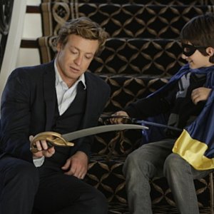 Simon Baker e Brandon Waters nell'episodio Scarlett Fever della serie The Mentalist