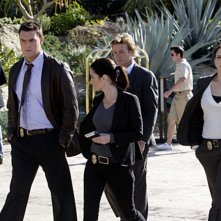Simon Baker e la squadra nell'episodio Crimson Casanova della serie The Mentalist
