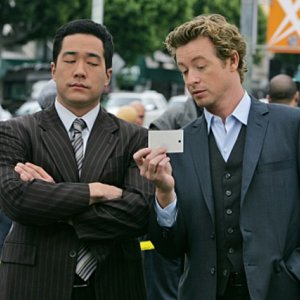 Simon Baker e Tim Kang in una scena dell'episodio A Dozen Red Roses di The Mentalist