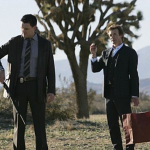 Simon Baker in una scena dell'episodio Carnelian, Inc. della serie The Mentalist